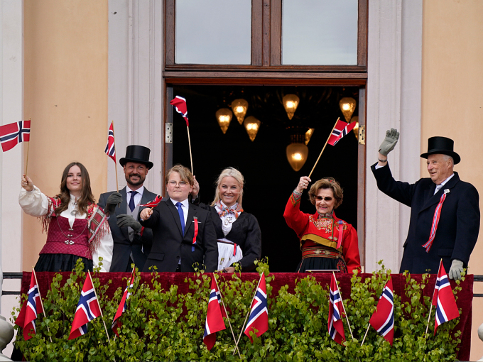 Kongefamilien vinker fra Slottsbalkongen. Foto: Lise Åserud, NTB scanpix